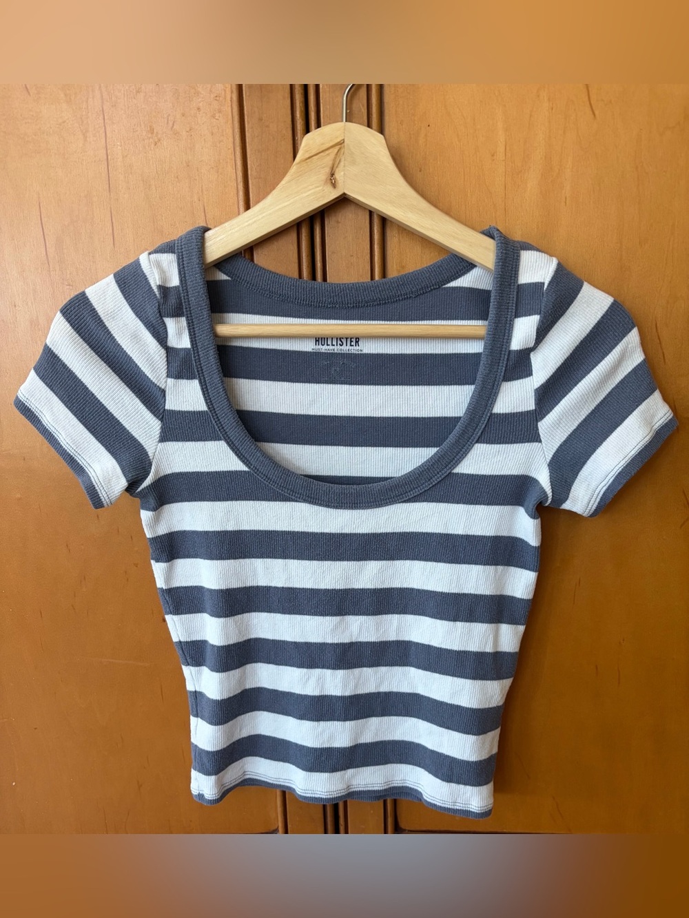 Hollister Women’s gray-and-white striped ribbed baby tee Sz S
